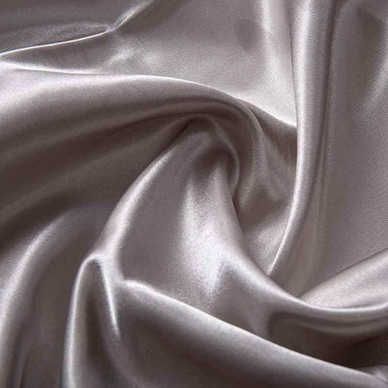 Sự khác biệt giữa satin lụa và satin polyester là gì?